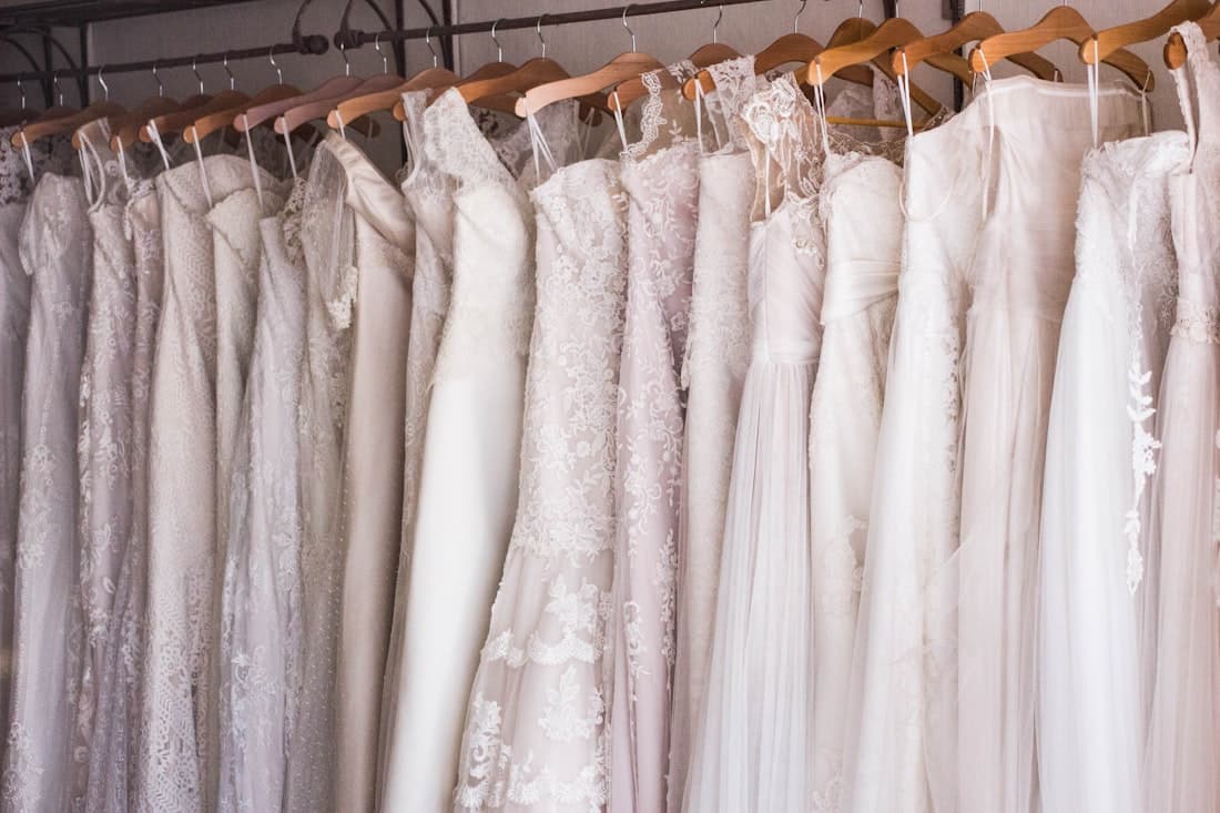 Portant de robes de mariée